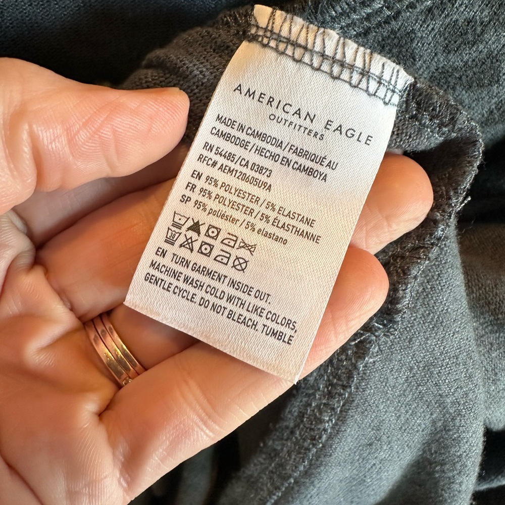 American Eagle Charcoal Leopard V-Neck Tee - Picture 5 of 5